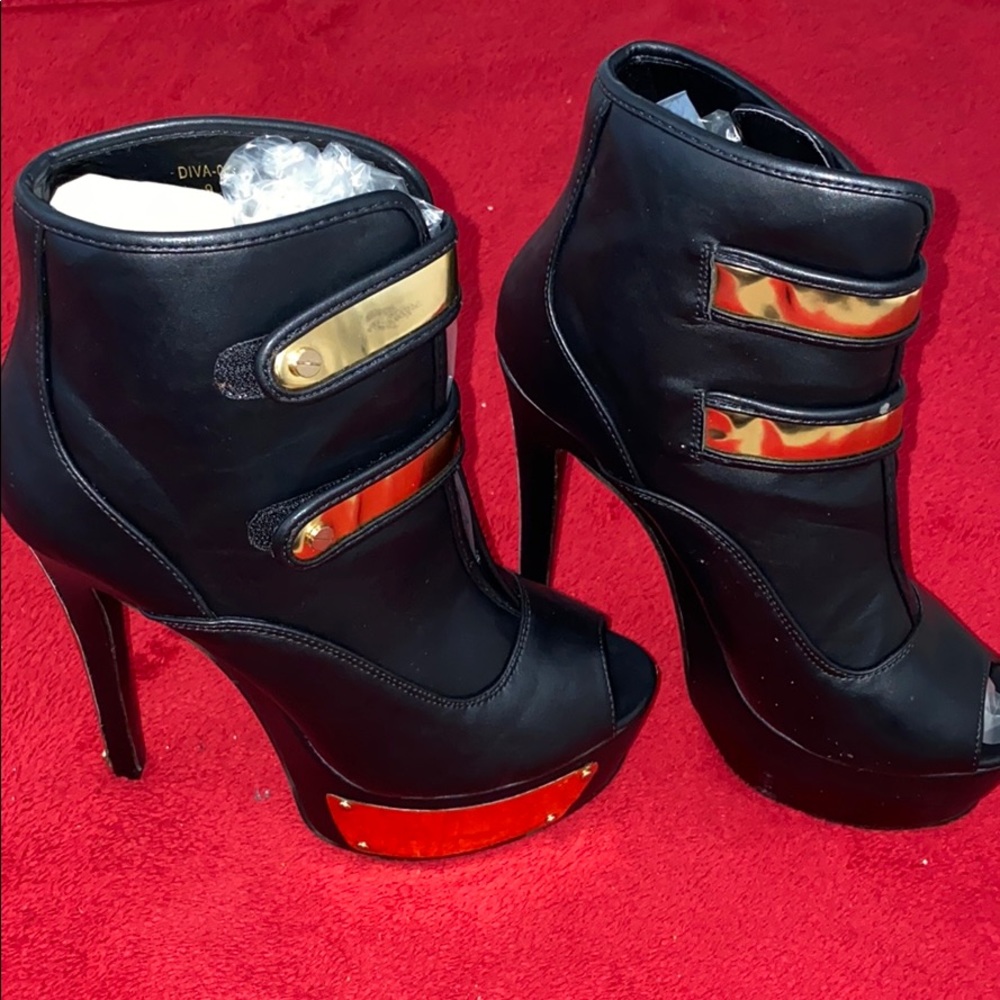 Leather Diva - Picture 2 of 6